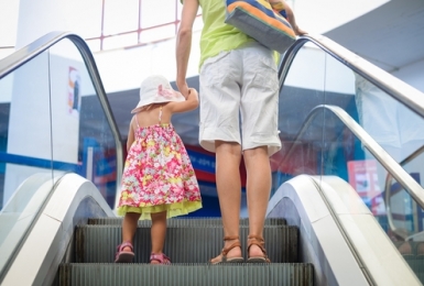 Những điều cần lưu ý khi cho trẻ nhỏ đi thang cuốn hay thang máy